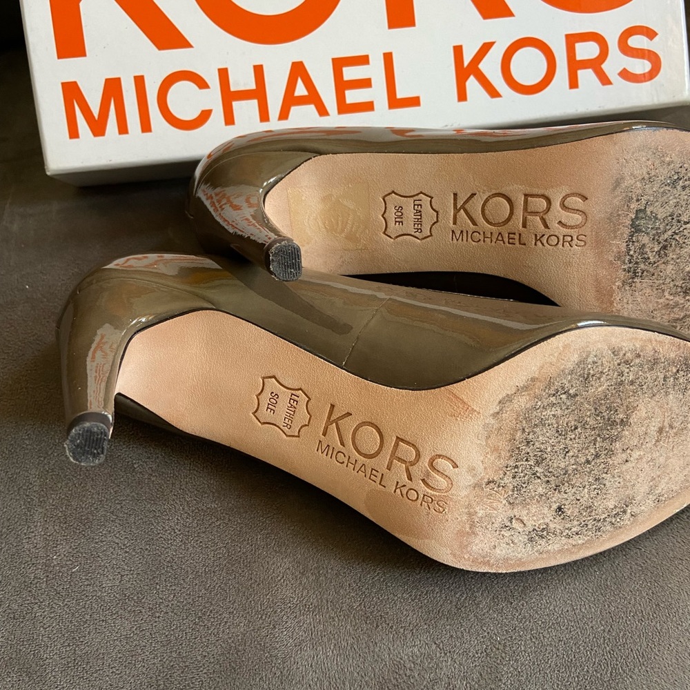 Michael Kors patent leather pump. Size 7 - Picture 7 of 10